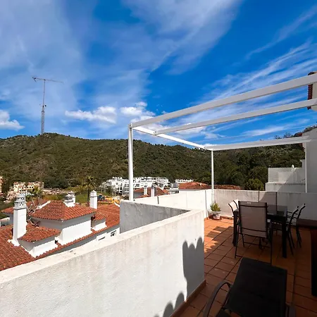 Spacious Penthouse With Balcony *
