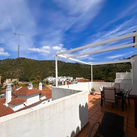 Spacious Penthouse With Balcony Lägenhet